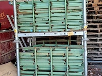 Lot 1122 - stapelrek met inhoud. 2 stuks - afbeelding 1 van  4