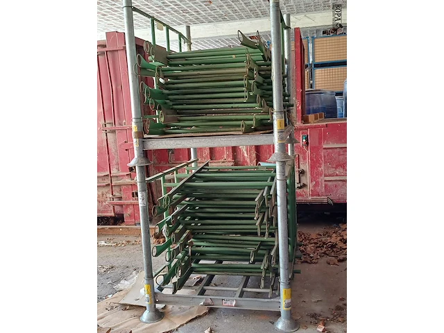 Lot 1122 - stapelrek met inhoud. 2 stuks - afbeelding 2 van  4