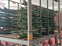 Lot 1122 - stapelrek met inhoud. 2 stuks - afbeelding 4 van  4