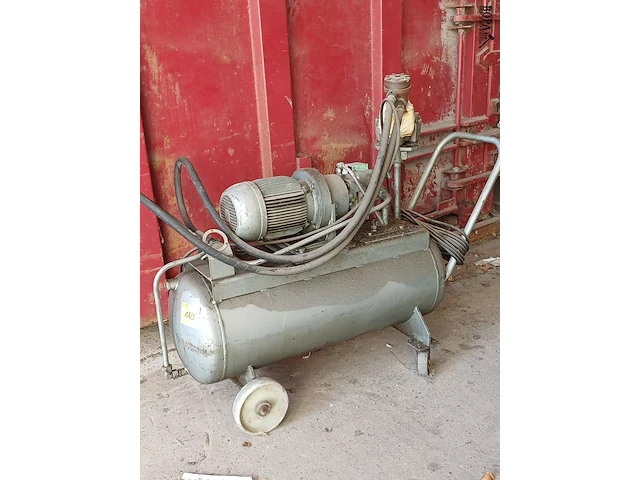 Lot 1123 - compressor - afbeelding 1 van  4