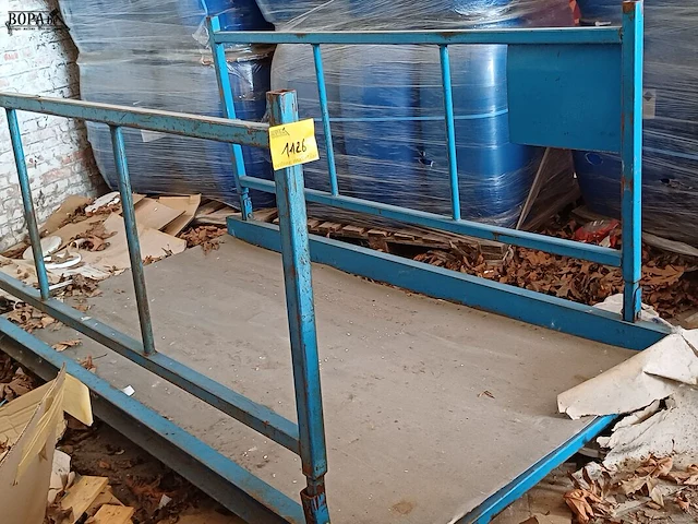 Lot 1126 - metalen rekken en onderdelen - afbeelding 1 van  4