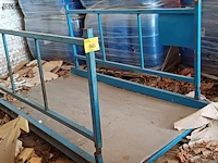 Lot 1126 - metalen rekken en onderdelen - afbeelding 1 van  4
