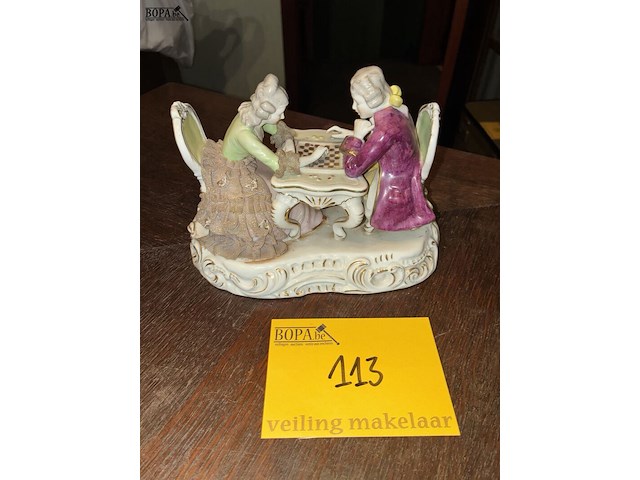 Lot 113 - beeld porcelein, schaakspel - afbeelding 1 van  4