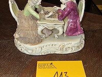 Lot 113 - beeld porcelein, schaakspel - afbeelding 1 van  4