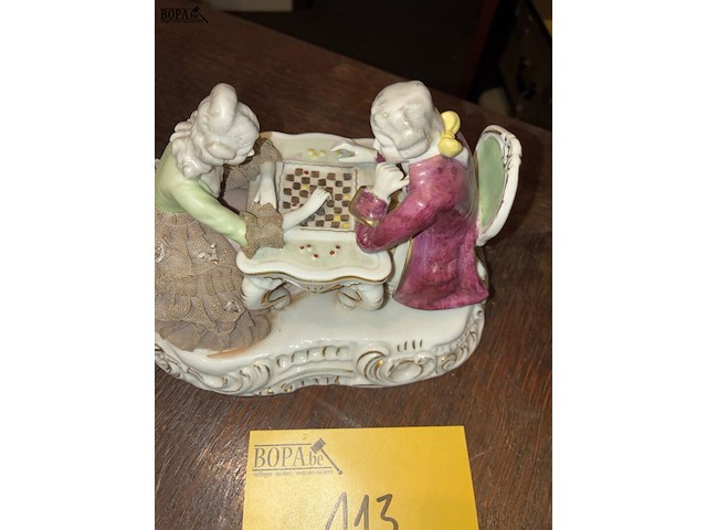 Lot 113 - beeld porcelein, schaakspel - afbeelding 2 van  4