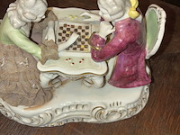 Lot 113 - beeld porcelein, schaakspel - afbeelding 2 van  4