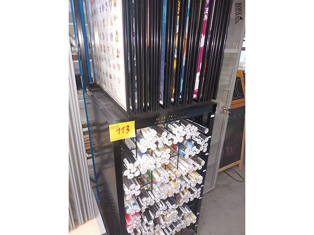 Lot 113 - draaibare wandhouder voor posters - afbeelding 1 van  4
