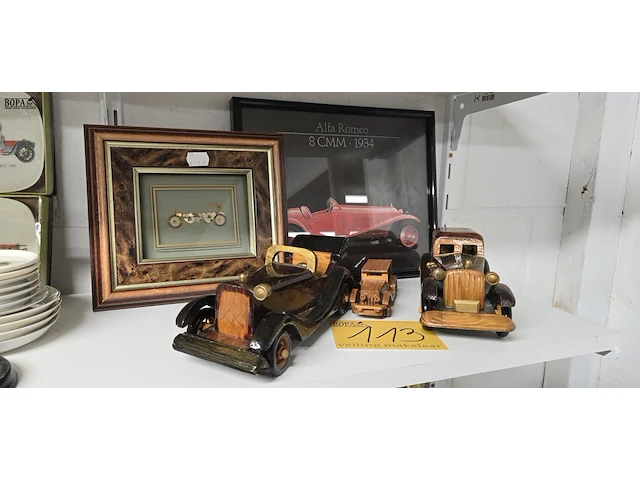 Lot 113 - houten auto's en 3 stuks en 2 kaders - afbeelding 1 van  4