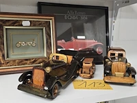 Lot 113 - houten auto's en 3 stuks en 2 kaders - afbeelding 1 van  4