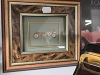 Lot 113 - houten auto's en 3 stuks en 2 kaders - afbeelding 2 van  4