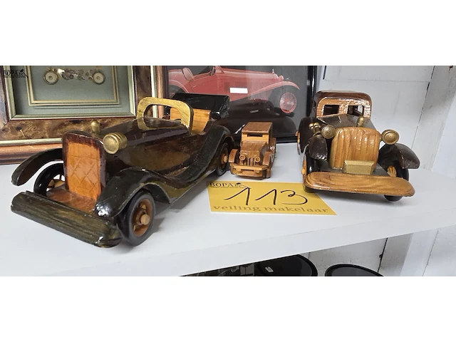 Lot 113 - houten auto's en 3 stuks en 2 kaders - afbeelding 4 van  4