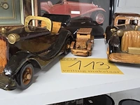 Lot 113 - houten auto's en 3 stuks en 2 kaders - afbeelding 4 van  4