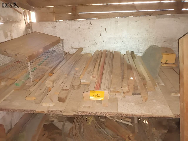 Lot 113 - houten latten - afbeelding 1 van  2