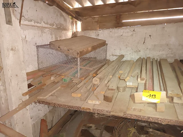 Lot 113 - houten latten - afbeelding 2 van  2