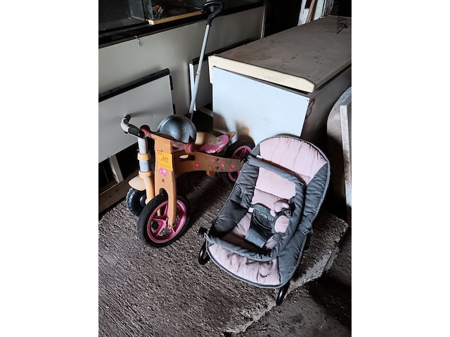 Lot 113 - loopfietsjes en babysitter - afbeelding 1 van  2