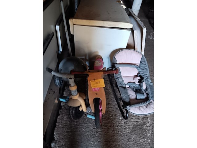 Lot 113 - loopfietsjes en babysitter - afbeelding 2 van  2