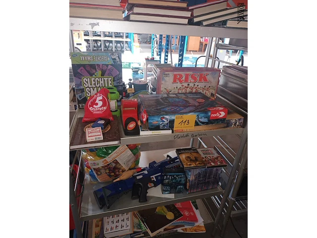 Lot 113 - speelgoed en boeken. inhoud rek - afbeelding 1 van  6
