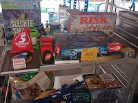 Lot 113 - speelgoed en boeken. inhoud rek - afbeelding 1 van  6