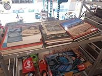 Lot 113 - speelgoed en boeken. inhoud rek - afbeelding 2 van  6