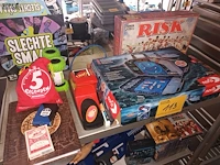 Lot 113 - speelgoed en boeken. inhoud rek - afbeelding 3 van  6