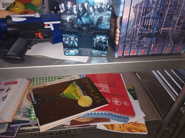 Lot 113 - speelgoed en boeken. inhoud rek - afbeelding 5 van  6