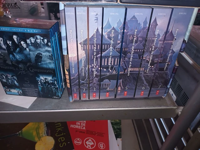 Lot 113 - speelgoed en boeken. inhoud rek - afbeelding 6 van  6