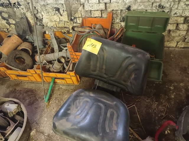 Lot 113 - werkmateriaal en tractorzetel - afbeelding 1 van  5