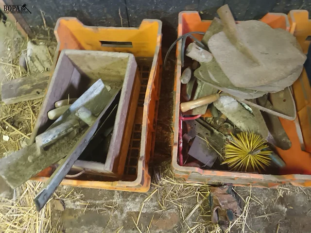 Lot 113 - werkmateriaal en tractorzetel - afbeelding 5 van  5