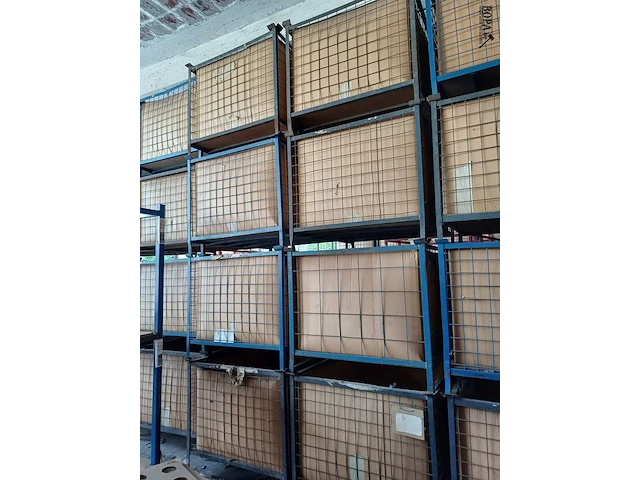 Lot 1132 - metalen stapelbak. 32 stuks - afbeelding 1 van  7