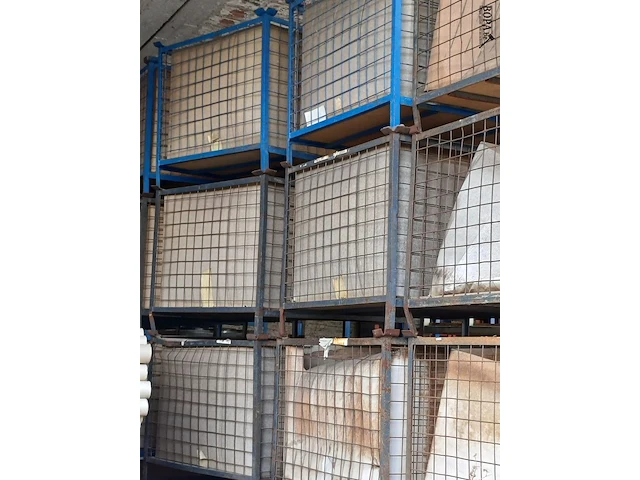 Lot 1132 - metalen stapelbak. 32 stuks - afbeelding 5 van  7