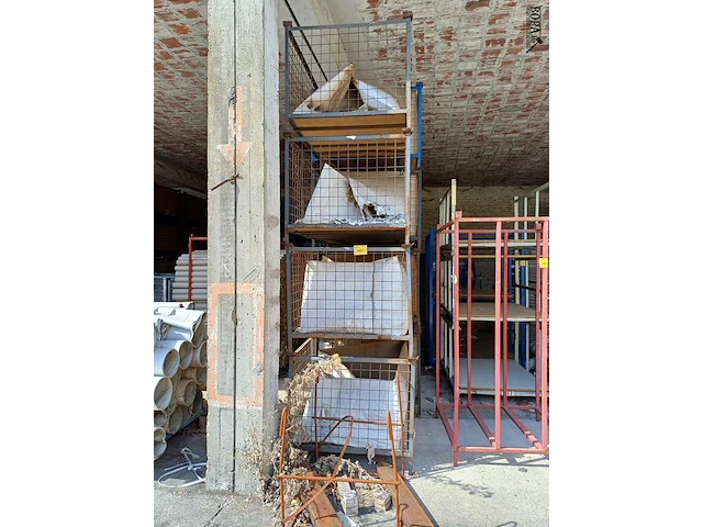 Lot 1132 - metalen stapelbak. 32 stuks - afbeelding 6 van  7