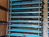 Lot 1134 - metalen stapelrek. ca. 35 stuks - afbeelding 2 van  5