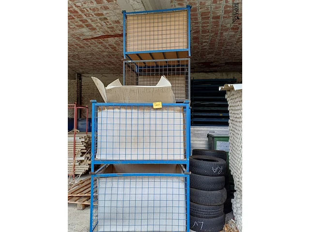 Lot 1137 - metalen stapelbak blauw. 30 stuks - afbeelding 1 van  3