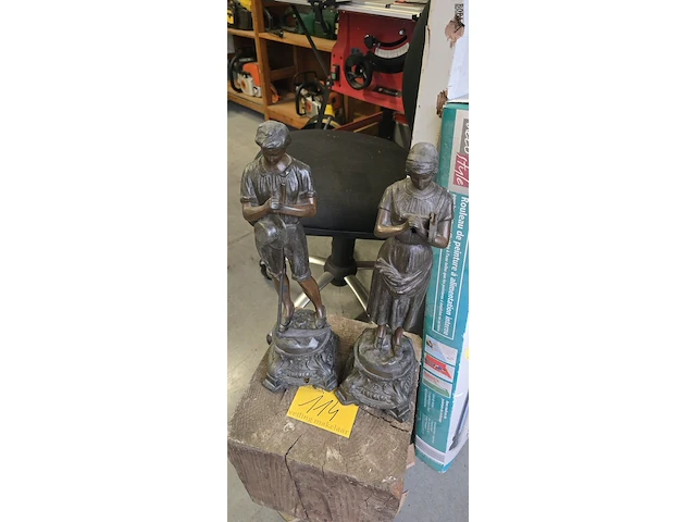 Lot 114 - beelden jongen en meisje in kunstbrons - afbeelding 1 van  5
