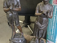 Lot 114 - beelden jongen en meisje in kunstbrons - afbeelding 1 van  5