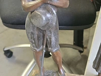 Lot 114 - beelden jongen en meisje in kunstbrons - afbeelding 2 van  5
