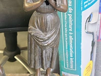 Lot 114 - beelden jongen en meisje in kunstbrons - afbeelding 3 van  5