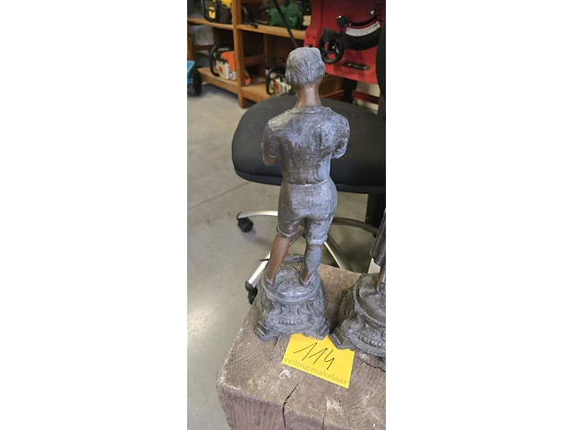 Lot 114 - beelden jongen en meisje in kunstbrons - afbeelding 5 van  5