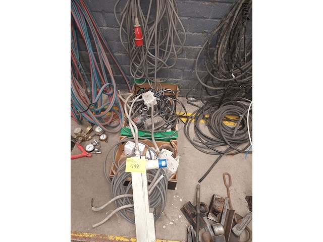 Lot 114 - elektriciteitsmateriaal - afbeelding 1 van  5