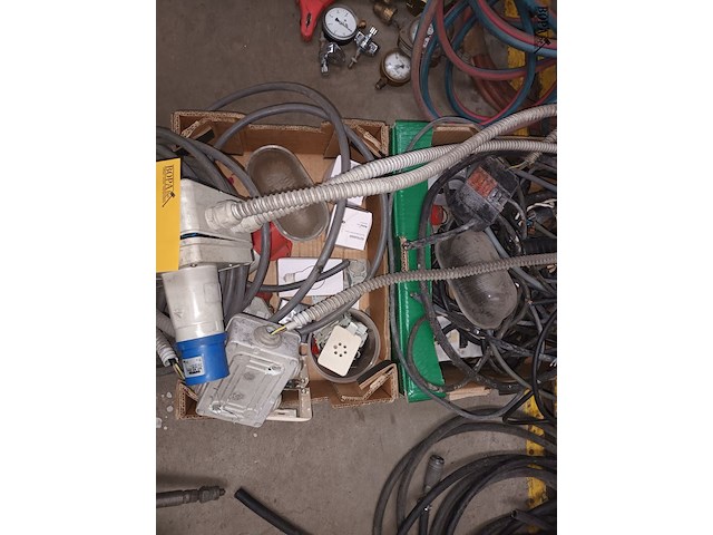 Lot 114 - elektriciteitsmateriaal - afbeelding 3 van  5