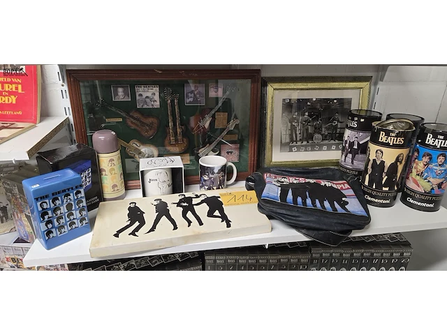 Lot 114 - groot lot beatle items ong 12 stuks - afbeelding 1 van  11