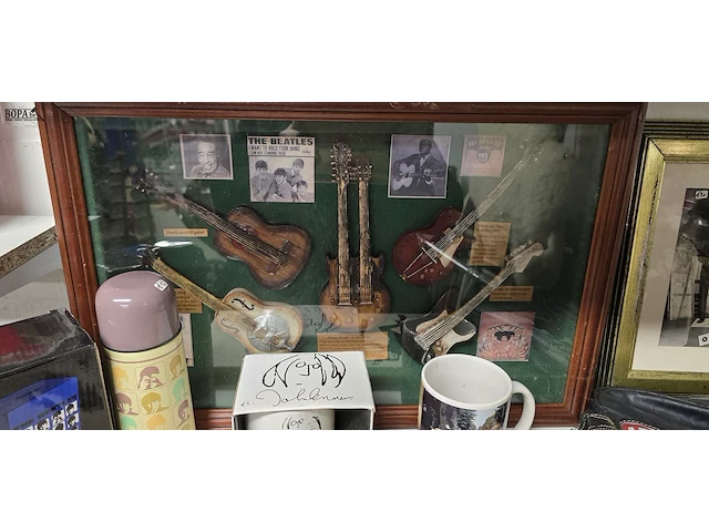 Lot 114 - groot lot beatle items ong 12 stuks - afbeelding 7 van  11