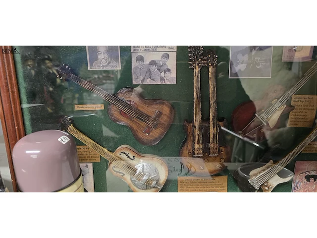 Lot 114 - groot lot beatle items ong 12 stuks - afbeelding 8 van  11