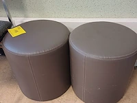 Lot 114 - ronde poef. 2 stuks en stoel en paraplu - afbeelding 2 van  4