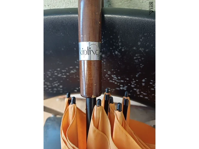 Lot 114 - ronde poef. 2 stuks en stoel en paraplu - afbeelding 4 van  4