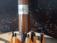 Lot 114 - ronde poef. 2 stuks en stoel en paraplu - afbeelding 4 van  4