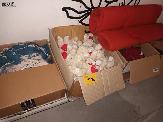 Lot 114 - valentijn decoratie. 4 dozen - afbeelding 1 van  7