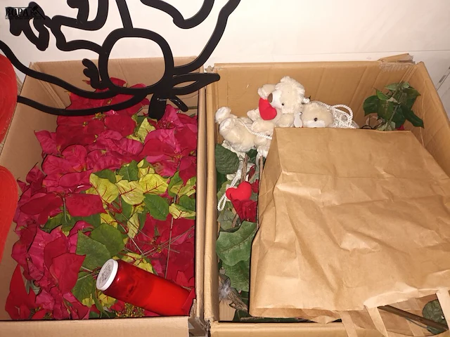 Lot 114 - valentijn decoratie. 4 dozen - afbeelding 5 van  7