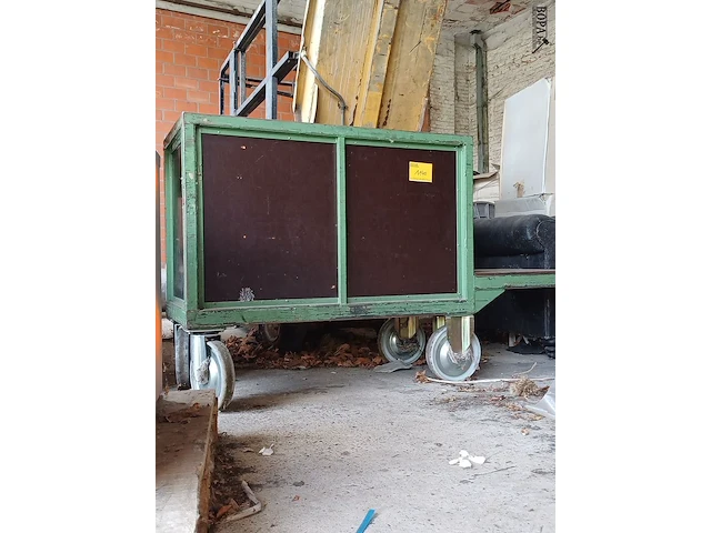 Lot 1140 - metalen transportbak groen - afbeelding 2 van  3