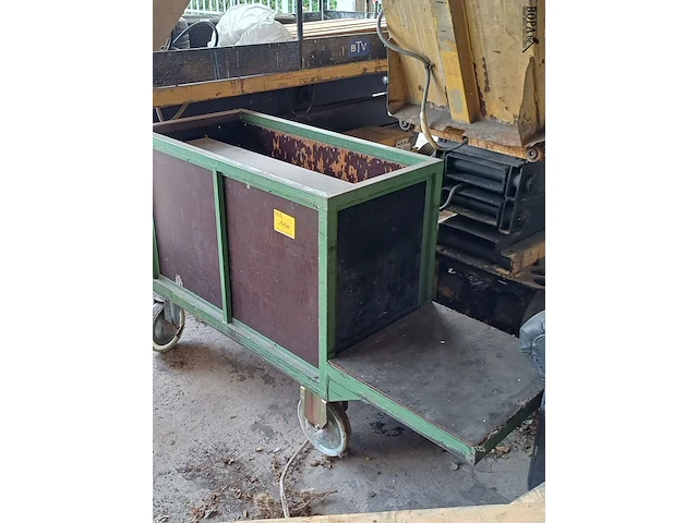 Lot 1140 - metalen transportbak groen - afbeelding 3 van  3